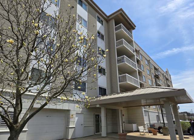 Property at 2020 Saint Regis Dr #607, Lombard, IL 60148, 2 beds, 2 baths