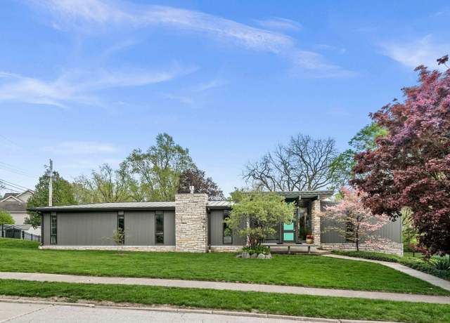 Property at 221 Parkview Dr, Bloomington, IL 61701, 5 beds, 4.5 baths