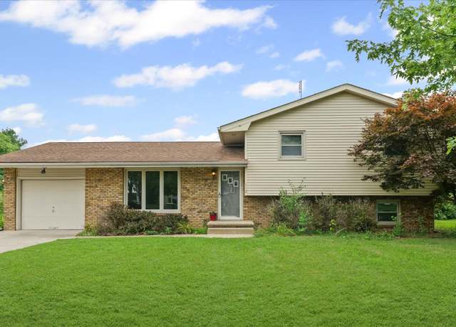 Property at 112 Hilton Dr, Lexington, IL 61753, 3 beds, 2 baths