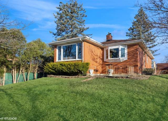 Property at 18611 W Country Ln, Grayslake, IL 60030, 3 beds, 2.5 baths