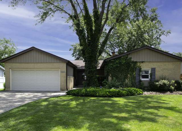 Property at 925 Hickory Ln, Darien, IL 60561, 3 beds, 2 baths