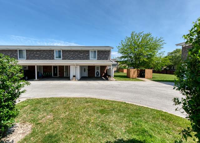 Property at 8 Cour Masson Cir #0, Palos Hills, IL 60465, 2 beds, 1.5 baths