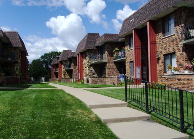 Property at 10418 S Pulaski Rd Unit 204C, Oak Lawn, IL 60453, 2 beds, 2 baths