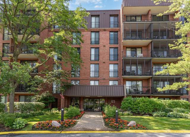 Property at 123 Acacia Cir #314, Indian Head Park, IL 60525, 3 beds, 2 baths
