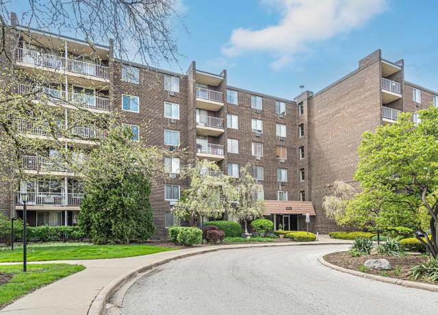 Property at 225 S Rohlwing Rd #301, Palatine, IL 60074, 3 beds, 2 baths
