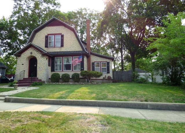 Property at 21 Woodland Ave, Elgin, IL 60123, 3 beds, 2 baths