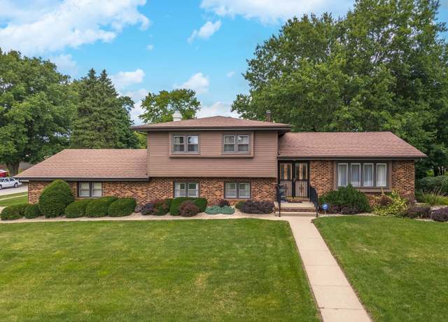 Property at 2502 Yorktown Dr, Bloomington, IL 61704, 4 beds, 3 baths