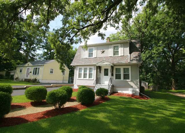 Property at 913 Woods Ave, Joliet, IL 60436, 3 beds, 1 bath