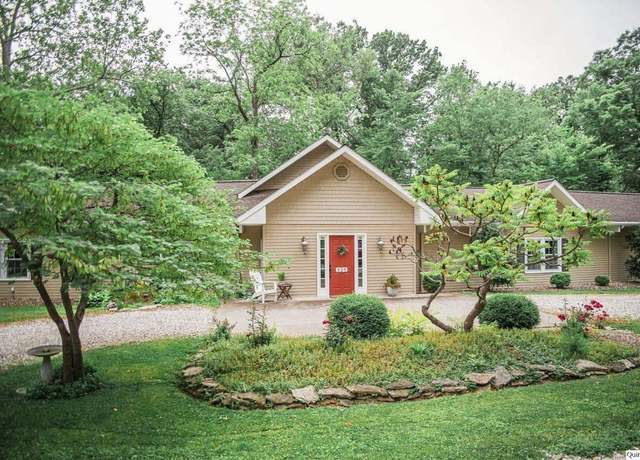 Property at 825 Ridgewood, Quincy, IL 62301, 3 beds, 3.5 baths