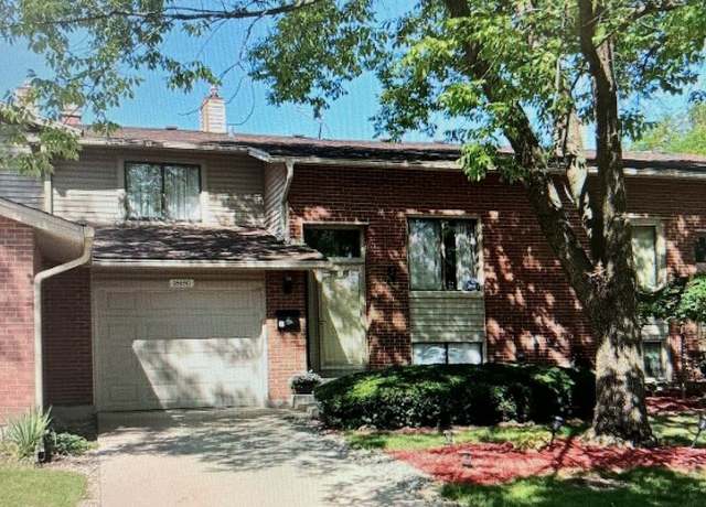 Property at 18650 Golfview Dr, Hazel Crest, IL 60429, 3 beds, 2.5 baths