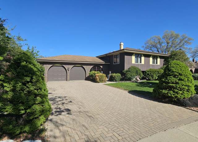 Property at 3301 Venard Rd, Downers Grove, IL 60515, 3 beds, 2.5 baths