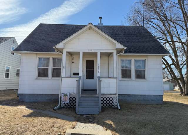 Property at 1005 W 7th St, Sterling, IL 61081, 2 beds, 1 bath