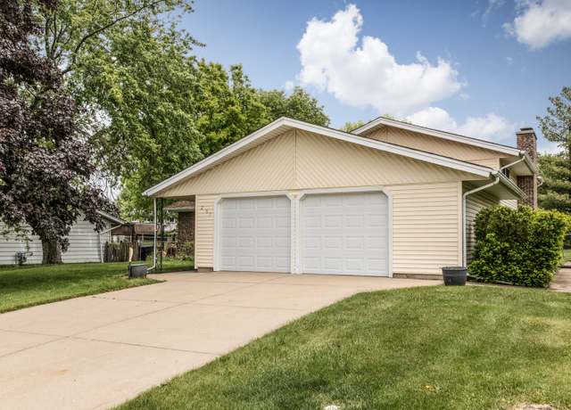 Property at 207 N Salem Dr, Schaumburg, IL 60194, 3 beds, 2 baths