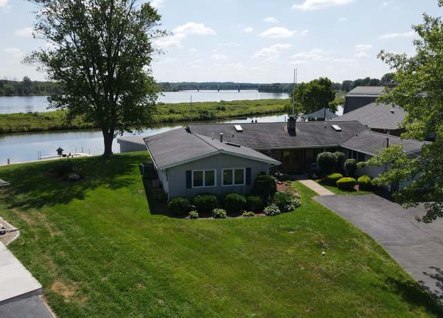 Property at 1310 Gregden Shores Dr, Sterling, IL 61081, 3 beds, 2.5 baths