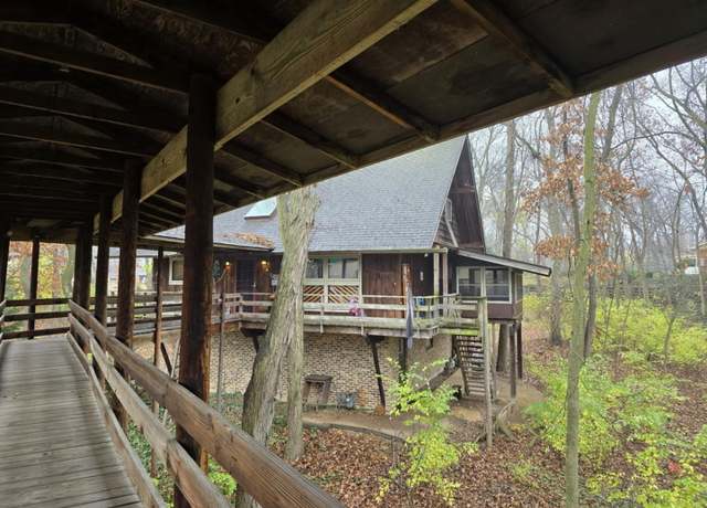 Property at 6222 Robin Ln, Crystal Lake, IL 60014, 4 beds, 2.5 baths