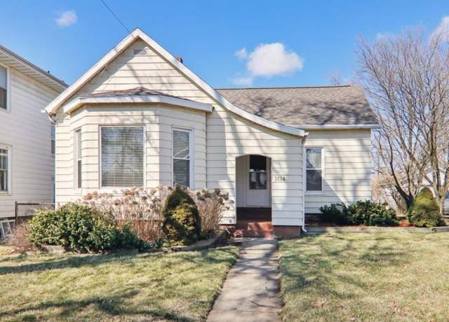 Property at 1614 E Oakland St, Bloomington, IL 61701, 3 beds, 1 bath