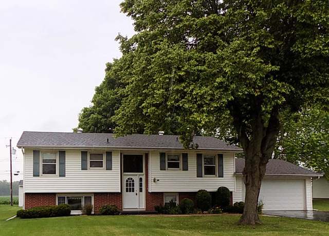 Property at 32 Sequoia Dr, Streator, IL 61364, 3 beds, 1.5 baths