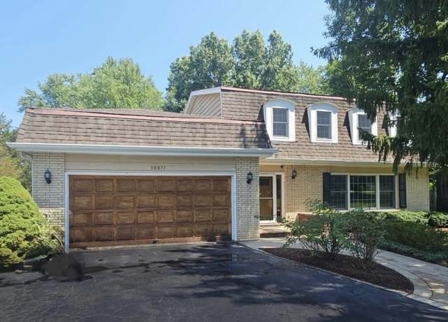 Property at 1960 Pinehurst Ct, Libertyville, IL 60048, 4 beds, 2.5 baths