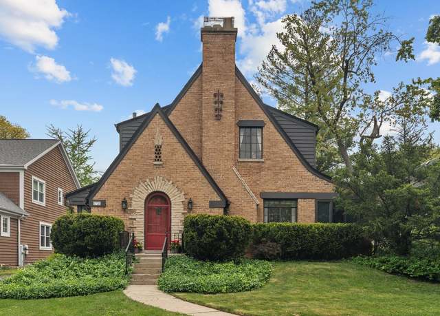 Property at 1735 Elmwood Dr, Highland Park, IL 60035, 3 beds, 2.5 baths