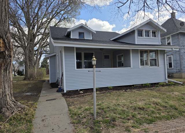 Property at 210 11th Ave, Sterling, IL 61081, 4 beds, 1.5 baths