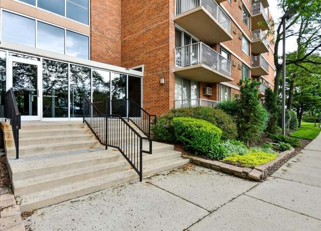 Property at 2211 S Highland Ave Unit 1B, Lombard, IL 60148, 3 beds, 2 baths