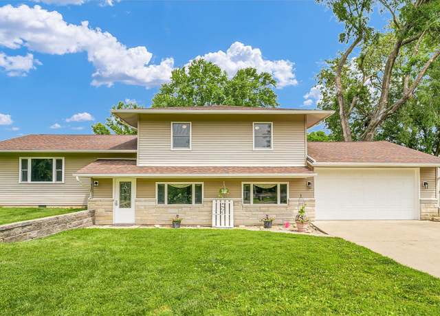 Property at 11 Penz Dr, Oakwood, IL 61858, 3 beds, 3 baths