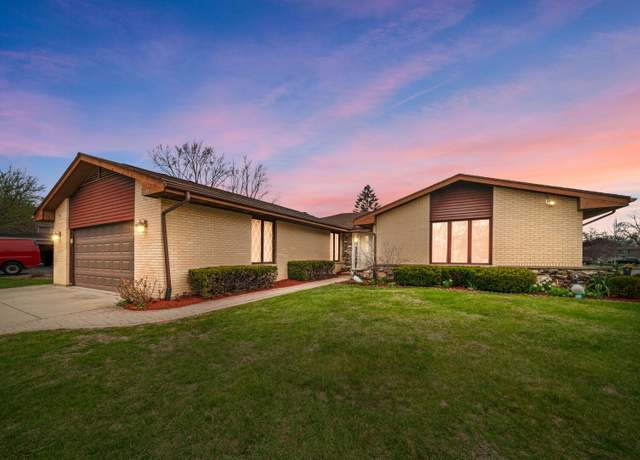 Property at 2653 N Bradford Dr, Arlington Heights, IL 60004, 3 beds, 3 baths