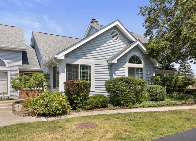 Property at 2 Warwick Ln, Lincolnshire, IL 60069, 2 beds, 2 baths