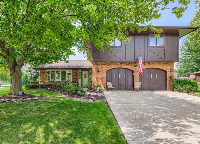 Property at 136 Caryville Ln, Schaumburg, IL 60193, 4 beds, 2.5 baths