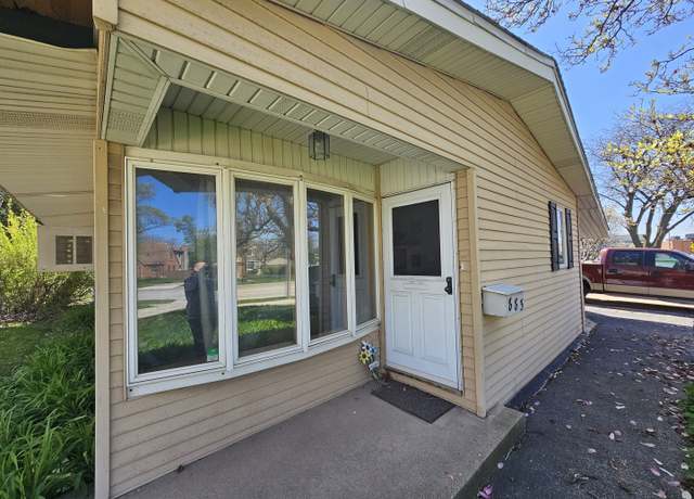 Property at 883 S York St, Elmhurst, IL 60126, 3 beds, 1 bath