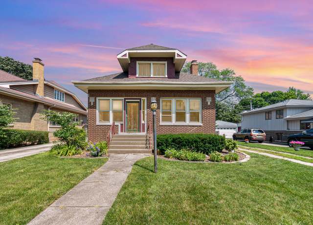 Property at 811 Robinhood Ln, La Grange Park, IL 60526, 2 beds, 2 baths