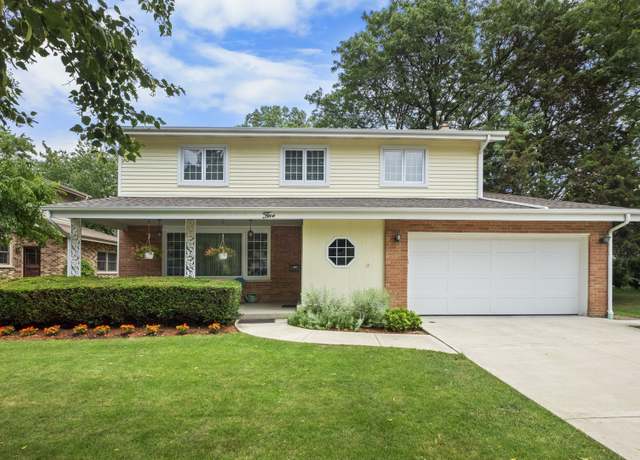 Property at 5 S Windsor Dr, Arlington Heights, IL 60005, 4 beds, 2.5 baths