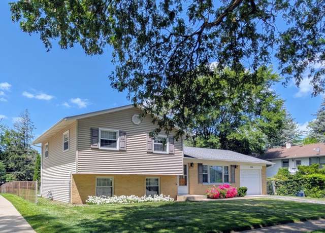 Property at 476 Raupp Blvd, Buffalo Grove, IL 60089, 3 beds, 1.5 baths