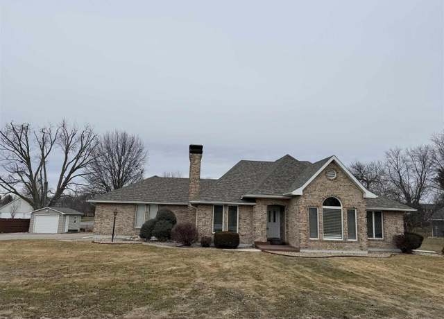 Property at 1501 Gayla Dr, Quincy, IL 62305, 4 beds, 3.5 baths