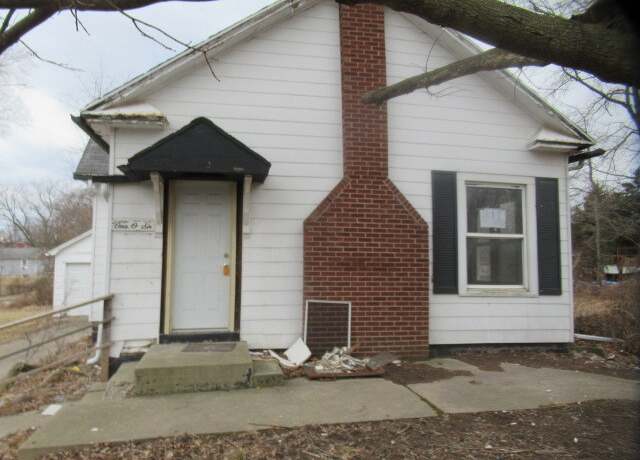 Property at 106 S State St, Danville, IL 61832, 3 beds, 1 bath