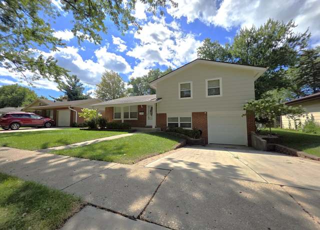 Property at 1366 Algonquin Dr, Elgin, IL 60120, 4 beds, 2 baths