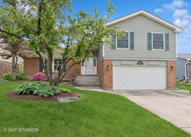 Property at 690 Queenswood Ln, Wheaton, IL 60189, 3 beds, 2.5 baths