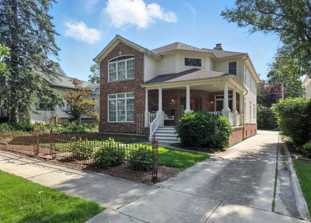 Property at 4829 Linscott Ave, Downers Grove, IL 60515, 5 beds, 4.5 baths