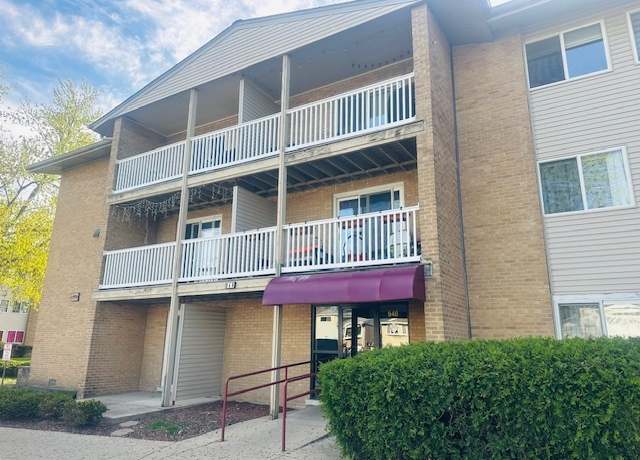 Property at 940 Beau Dr #111, Des Plaines, IL 60016, 2 beds, 2 baths