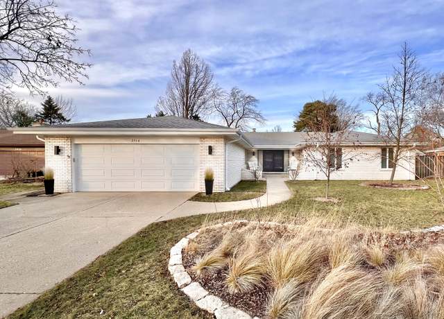 Property at 2916 Floral Dr, Northbrook, IL 60062, 3 beds, 2.5 baths