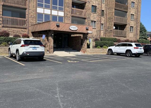 Property at 10420 Circle Dr Unit 22B, Oak Lawn, IL 60453, 2 beds, 2 baths