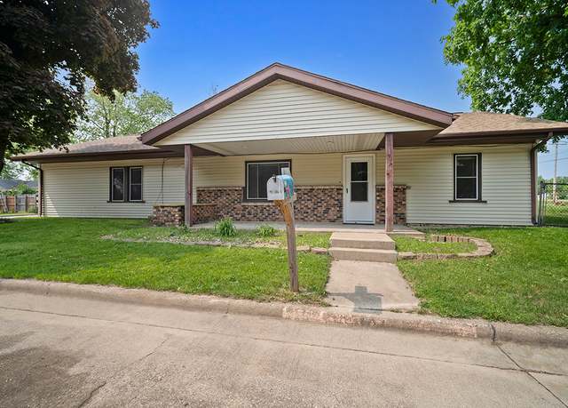 Property at 101 Margaret St, Bloomington, IL 61704, 3 beds, 1 bath