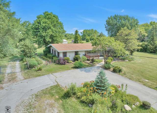 Property at 944 E County Line Rd, Grant Park, IL 60940, 4 beds, 2 baths
