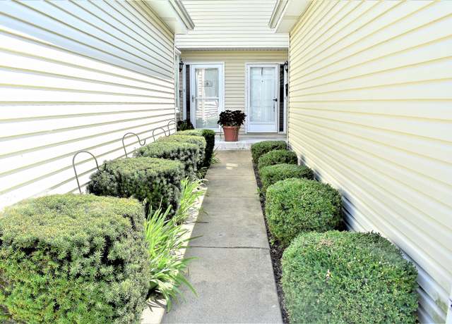 Property at 1640 Hilton Head Dr, Naperville, IL 60563, 3 beds, 2.5 baths