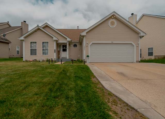Property at 1052 Clover Hill Dr, Elgin, IL 60120, 3 beds, 2 baths