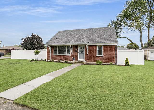Property at 5801 109th St, Chicago Ridge, IL 60415, 4 beds, 1.5 baths