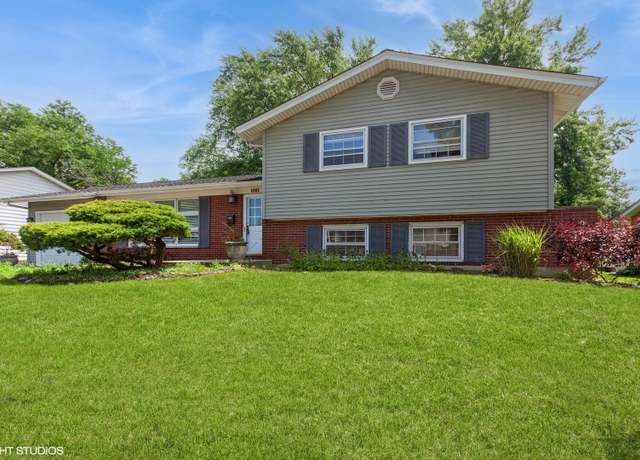 Property at 6805 Roberts Dr, Woodridge, IL 60517, 3 beds, 2.5 baths