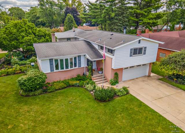 Property at 820 W Dresser Dr, Mount Prospect, IL 60056, 3 beds, 2.5 baths