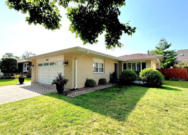 Property at 8057 Valley Dr, Palos Hills, IL 60465, 4 beds, 2.5 baths