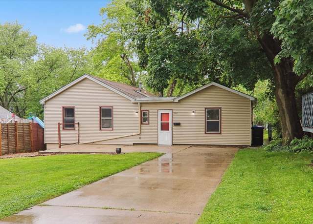 Property at 1212 Colton Ave, Bloomington, IL 61701, 3 beds, 1 bath